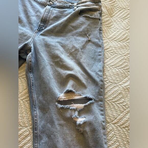 Abercrombie & Fitch The Mom High Rise Light Wash Distressed Capri Jeans Sz 35/20 - Picture 3 of 8